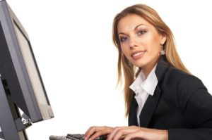 vrouw promoot haar relatiegeschenken website Promoot uw relatiegeschenken website om meer verkeer te krijgen